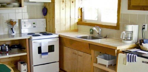 full kitchen in cabin#8